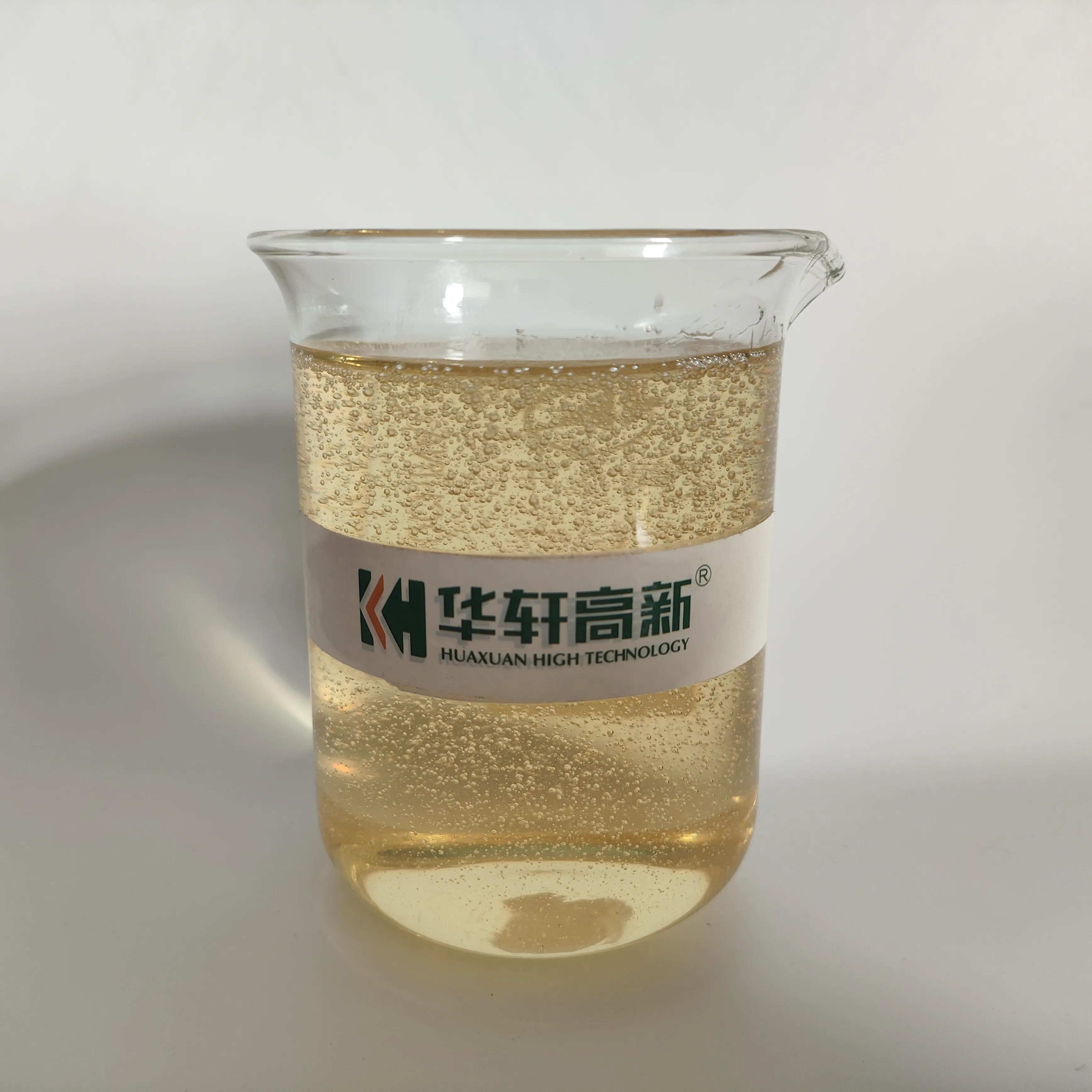 HX-YZJ01 polycarboxylate superplasticizer liquid sample in laboratory beaker showing light yellow precast concrete admixture liquid