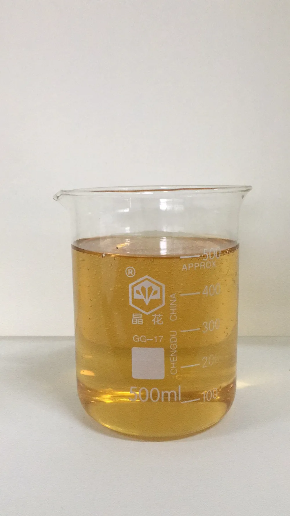 HX-YZJ01 precast concrete water reducer liquid sample in 500ml laboratory beaker showing transparent yellow admixture liquid