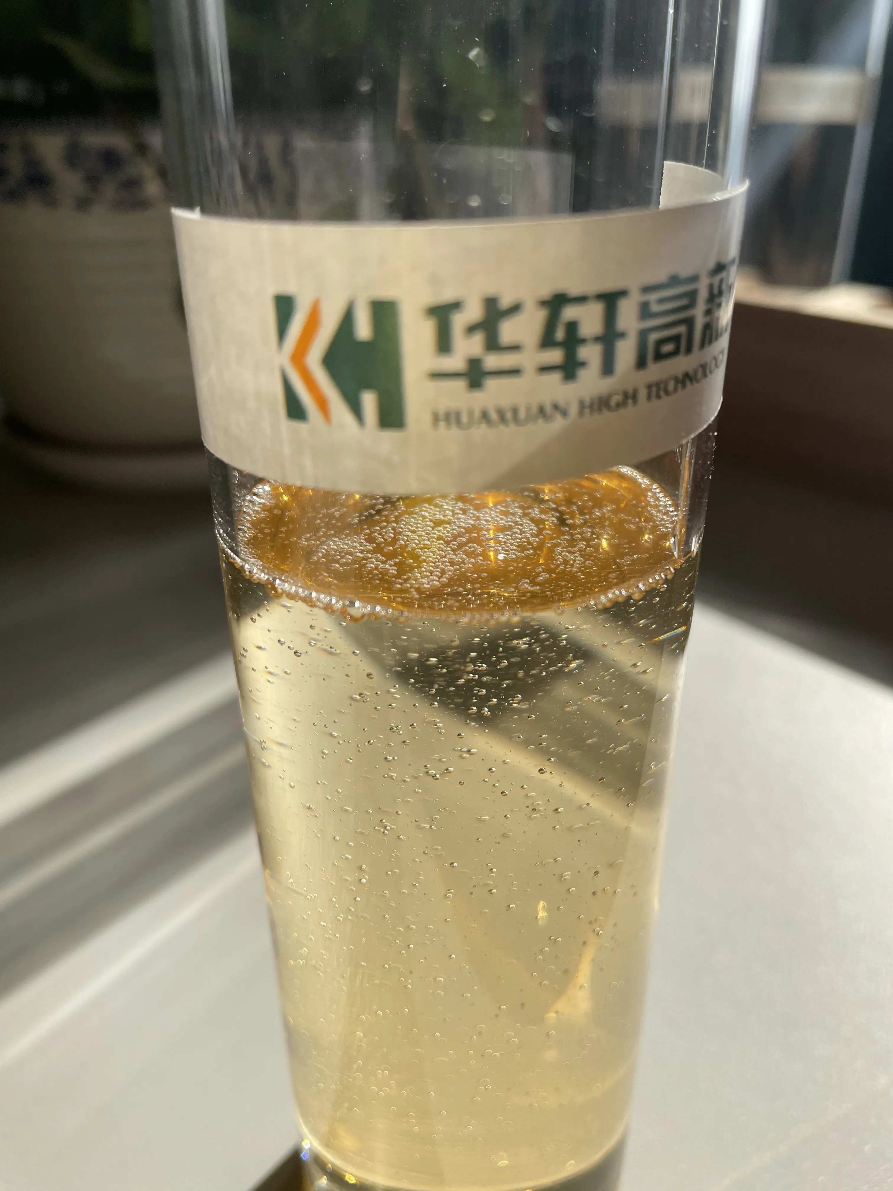 Alt Text KH-YQJ air entraining agent liquid showing stable microbubble formation in concrete admixture solution