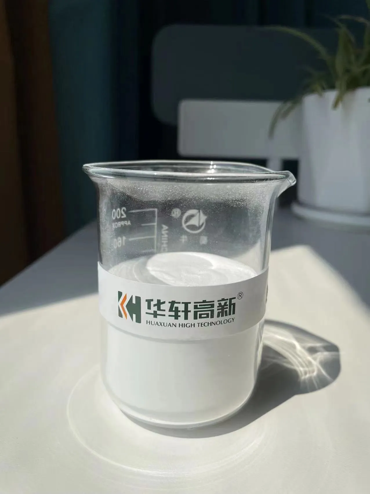 PC-1006E PCE powder sample in Huaxuan High-Tech glass beaker for gypsum-based material testing