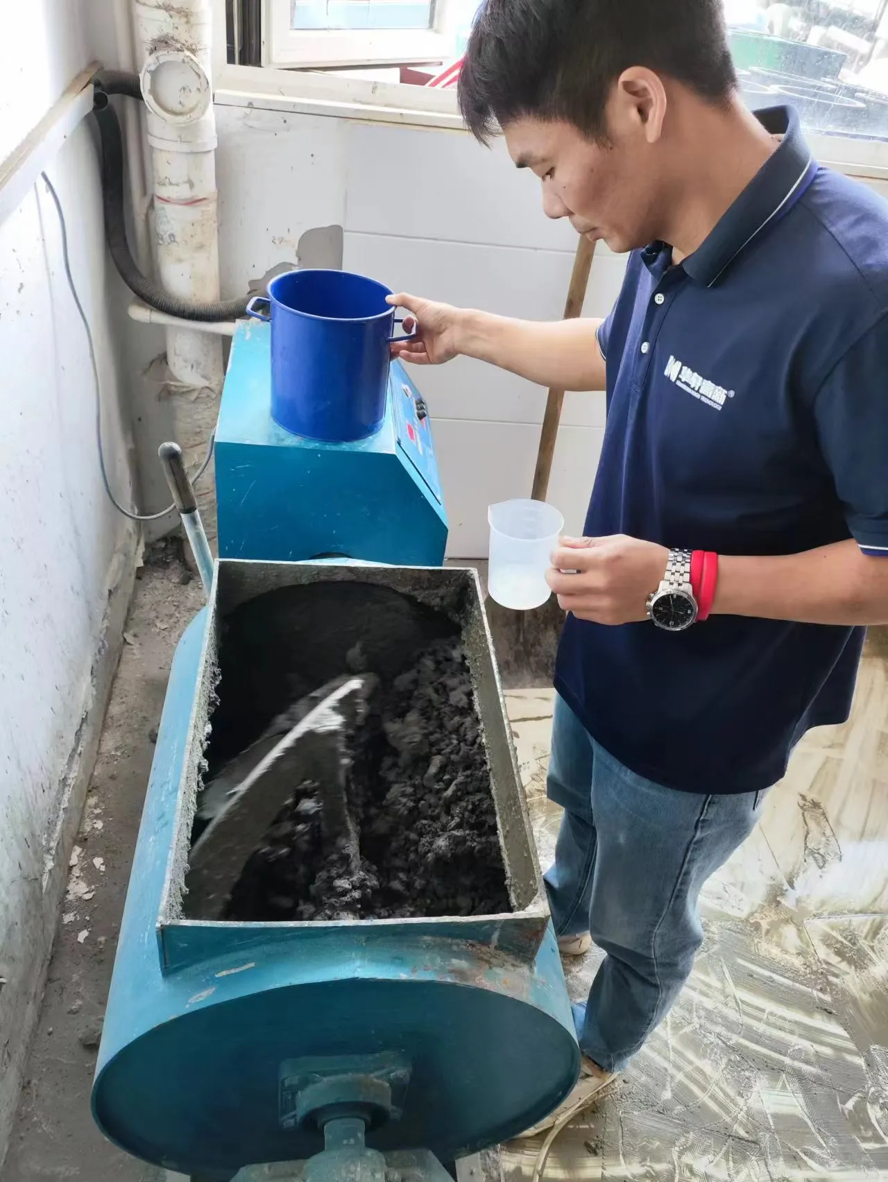 Concrete laboratory mixing test for polycarboxylate superplasticizer performance and admixture dosage evaluation.